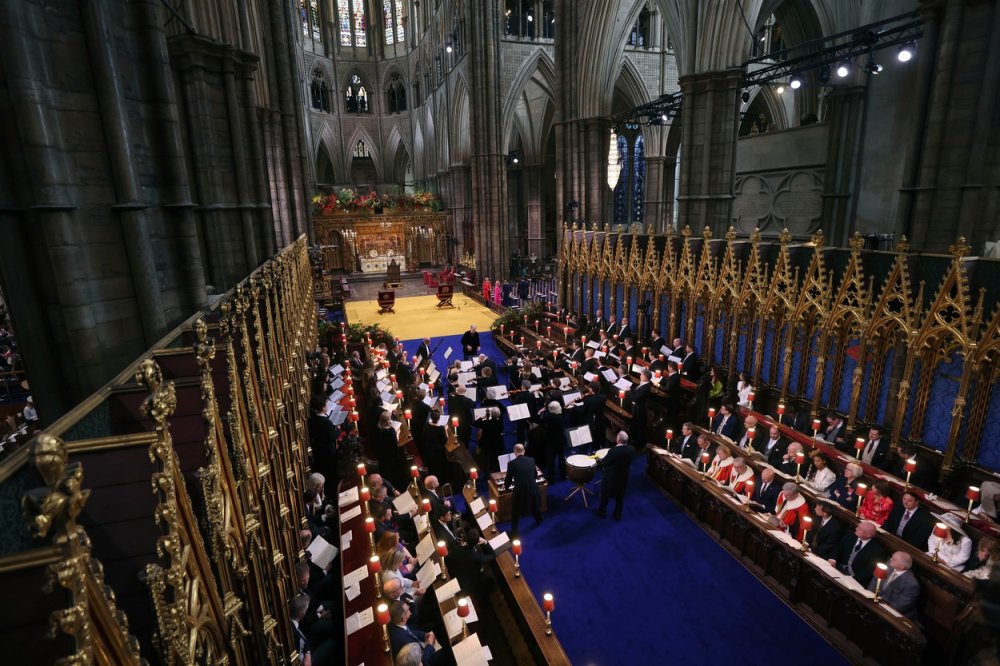 Pohled na poslední přípravy přímo ve Westminster Abbey