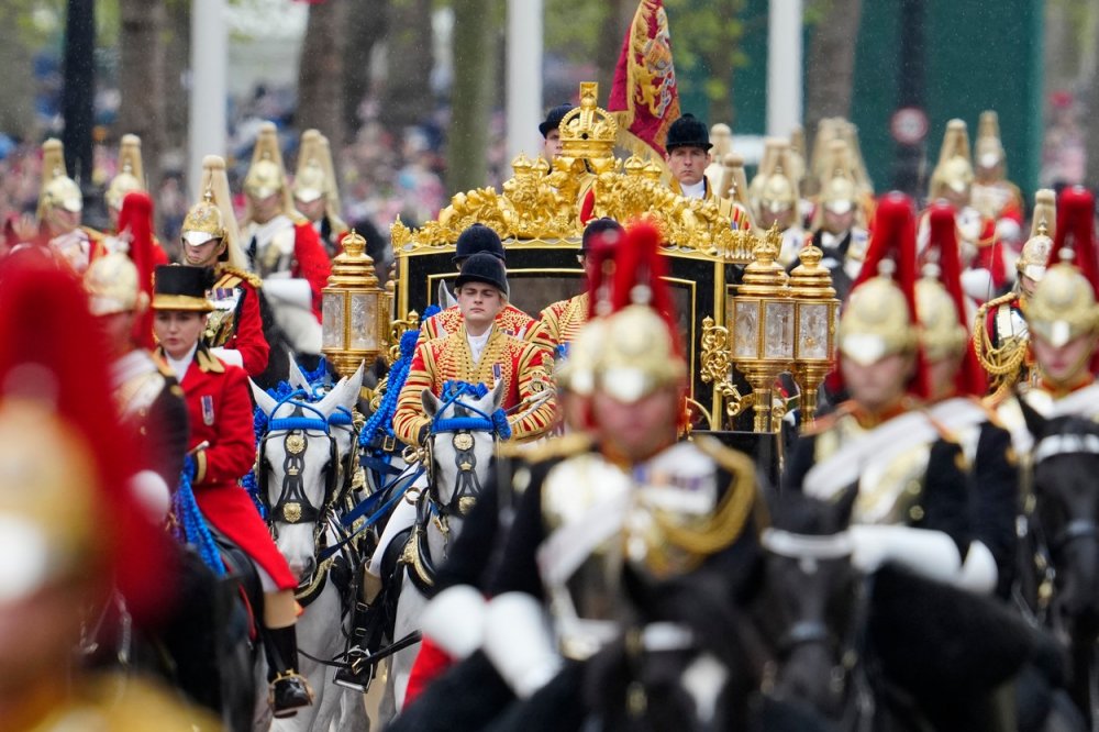 Král Karel III. s manželkou Camillou v kočáře přijíždí na ceremonii ve Westminster Abbey.