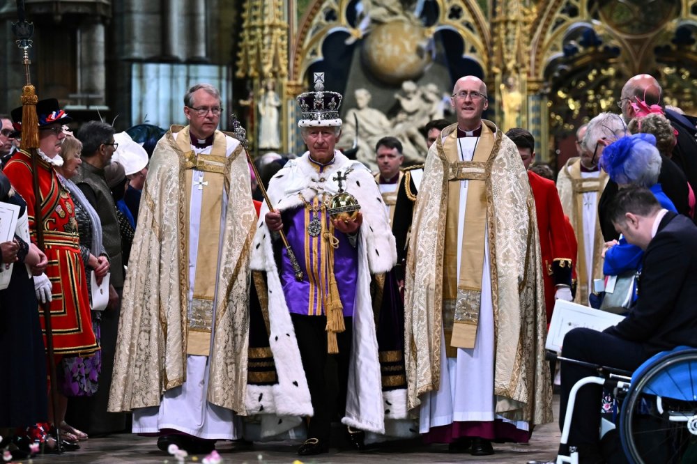 Král Karel III. po korunovaci opouští Westminster Abbey