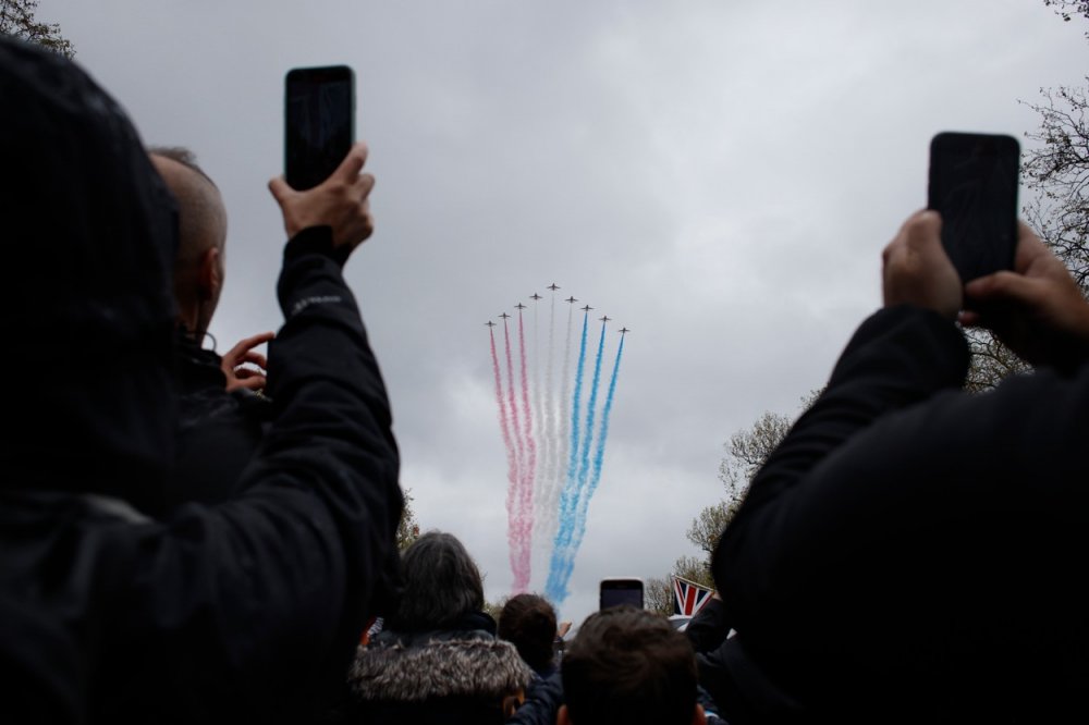 Nad hlavami diváků proletěla letka Royal Air Force ve slavnostní formaci.