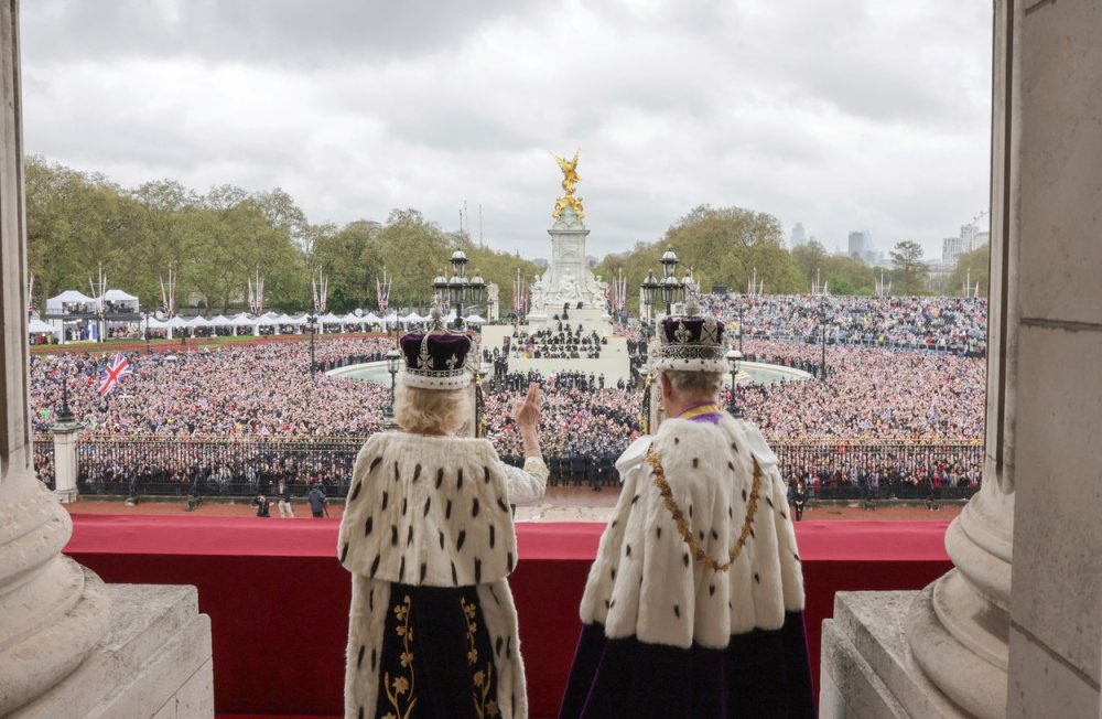 Po korunovačním obřadu zamával královský pár přítomným z balkonů Buckinghamského paláce.