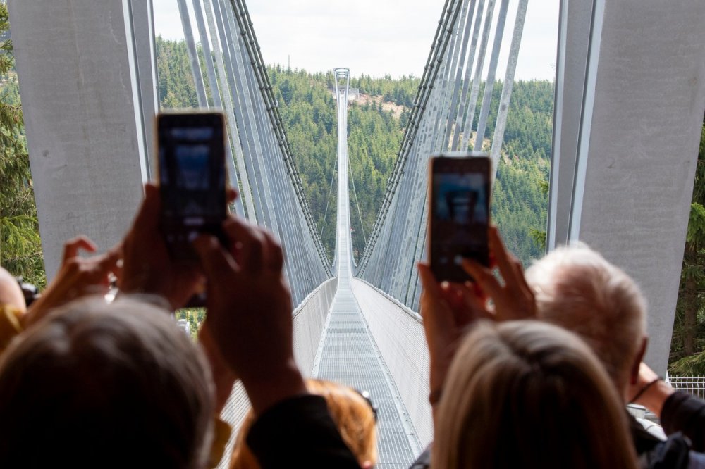 Za první rok provozu přešlo po nejdelším visutém mostě pro pěší na světě v horském resortu Dolní Morava na Orlickoústecku asi 290.000 lidí. 