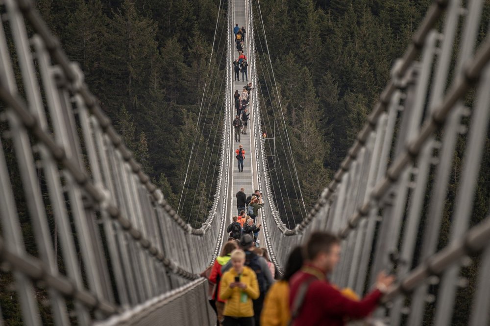 Za první rok provozu přešlo po nejdelším visutém mostě pro pěší na světě v horském resortu Dolní Morava na Orlickoústecku asi 290.000 lidí. 