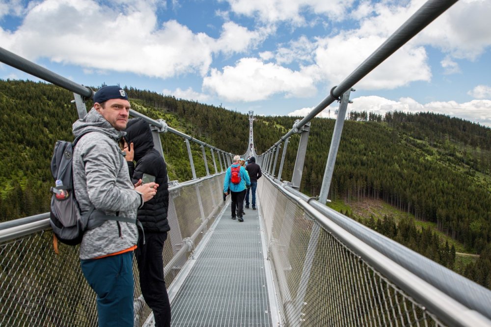 Za první rok provozu přešlo po nejdelším visutém mostě pro pěší na světě v horském resortu Dolní Morava na Orlickoústecku asi 290.000 lidí. 