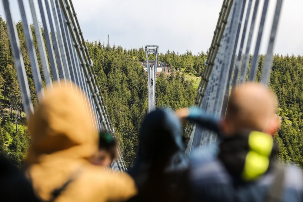 Za první rok provozu přešlo po nejdelším visutém mostě pro pěší na světě v horském resortu Dolní Morava na Orlickoústecku asi 290.000 lidí. 