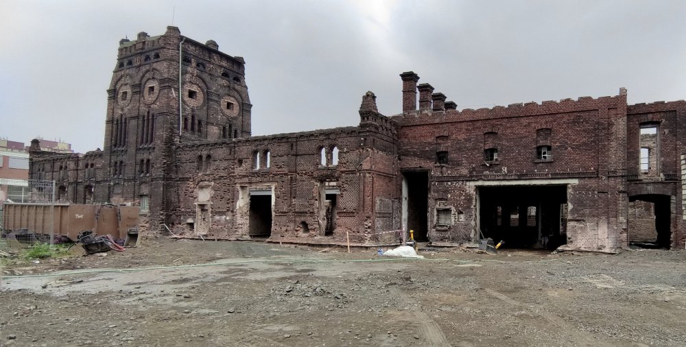 Unikátní otočné stěny znamenaly mimořádné zásahy v nosných, a navíc chatrných stěnách historické budovy. Také podloží stavby bylo poměrně nekvalitní, budova se totiž nachází v blízkosti historické Valchařské strouhy s kontaminovaným okolím. 