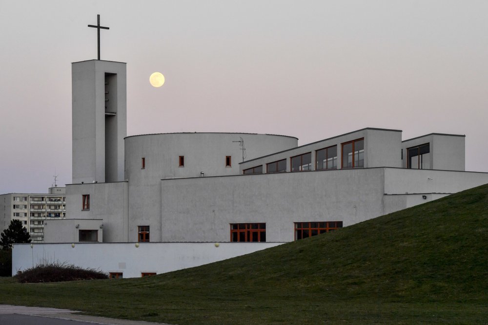 Po roce 1989 přibývaly na sídlišti komunitní centra či kostely.