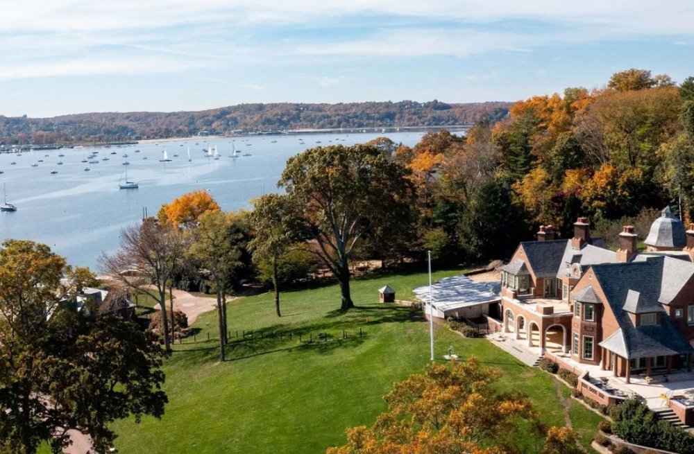 Usedlost se nachází na malém ostrově Centre Island na severním pobřeží Long Islandu u New Yorku.