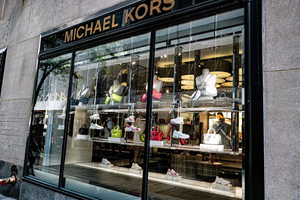 Michael Kors nemůže chybět.