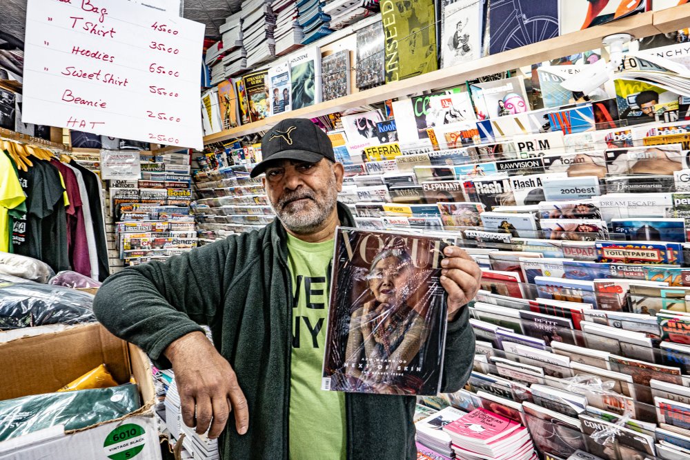 Syed Khalid Wasim zvaný "Ali" prodává magazíny v kultovním obchůdku Casa Magazines.