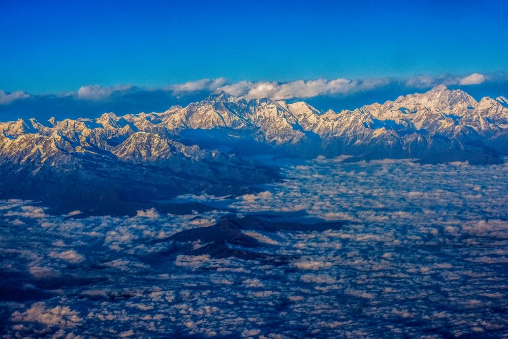 Pohled na majestátní himalájské osmitisícovky včetně Mount Everestu.