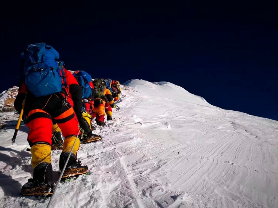 V roce 2019 dospěla situace pod Mount Everest do tristního stavu, kdy se při výstupu pod vrcholem tvořily fronty a několik horolezců čekání v zimě nepřežilo.