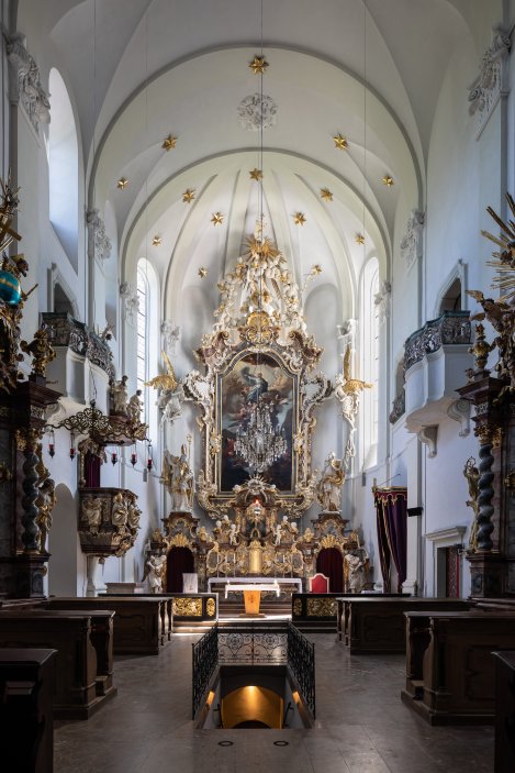 Krypta Nejsvětějšího srdce Páně nacházející se pod úrovní hlavní lodi kostela nese kromě gotických základů a barokní klenby také rukopis architekta Jana Sokola, žáka Le Corbusiera a otce nedávno zesnulého katolického filozofa stejného jména.