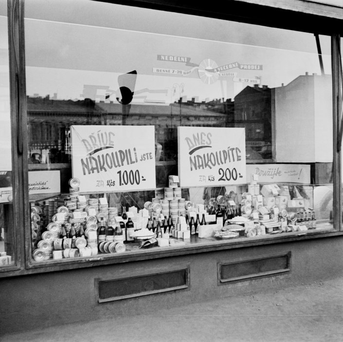 Cedule z roku 1953 "lákající" na nižší ceny. Měnová reforma přitom znamenala výrazné zchudnutí obyvatel, kterým byly úspory vyměněny v kurzu 5:1 až 50:1.