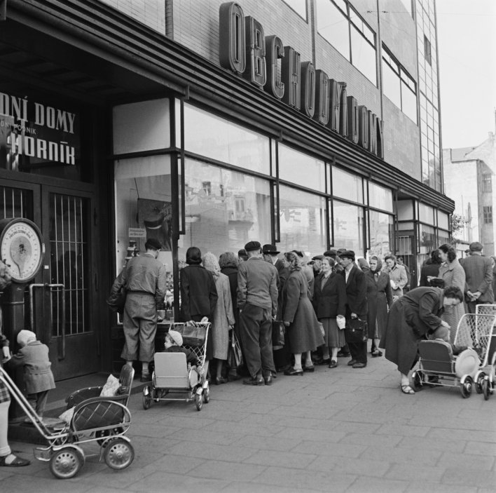 Měnová reforma v roce 1953 přinesla zoufalou snahu na poslední chvíli něco koupit za staré peníze.