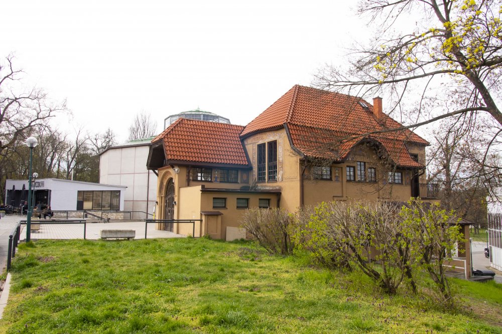 Ateliér Rychta se nachází za levým křídlem Průmyslového paláce a je v těsné blízkosti parku Stromovka. (na snímku před rekonstrukcí)