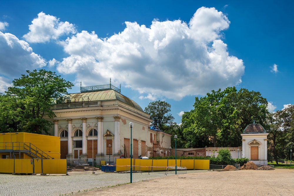 Nadále pokračuje i rekonstrukce někdejší restaurace Bohemia.