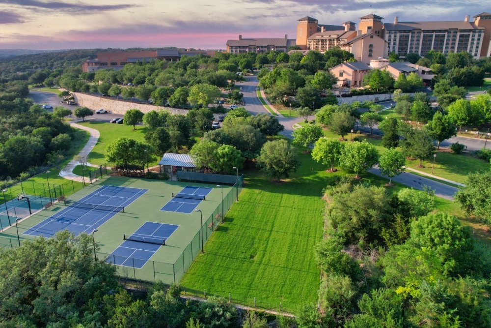 Areál zahrnuje více než 1000 pokojů, lázně, dvě golfová hřiště a 25 tisíc čtverečních metrů zasedacích prostor.