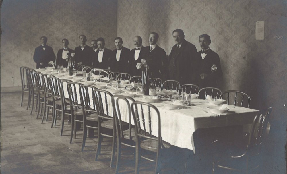 Nájemcem bufetu se pak v listopadu 1918 stal Antonín Šlechta, restauratér a majitel restaurace v Královské oboře. Dle smlouvy měl zajistit veškerý inventář a také obslužný personál. Jednalo se o celkem 14 osob – 8 číšníků a 6 pomocných sil pro čepování piva, mytí nádobí a úklid. 