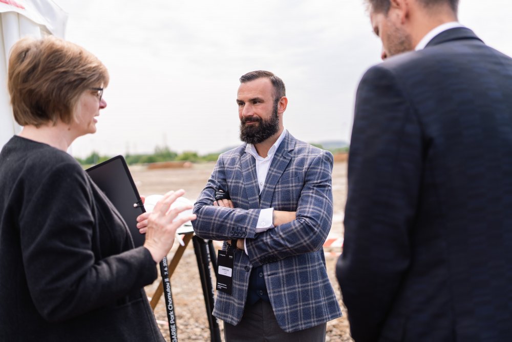 se uskutečnilo ve středu 7. června. Za developera a spoluinvestora, společnost Garbe Industrial Real Estate CEE, se akce zúčastnil její Managing Director Martin Polák. Přítomný byl rovněž Lukáš Zrůst (na snímku uprostřed), spolumajitel skupiny Progresus, která je investorem projektu. Dále pak Stefan Brungs ze společnosti Isolit a starosta města Klášterec nad Ohří Štefan Drozd.