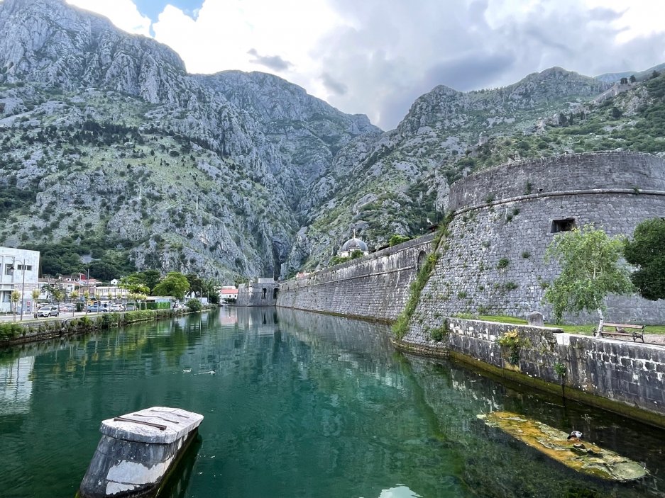 Nedaleko Budvy se nachází další turisty oblíbené místo, Boka. Město leží u největšího přírodní zálivu na jihu Jaderského moře, Boky Kotorské. 