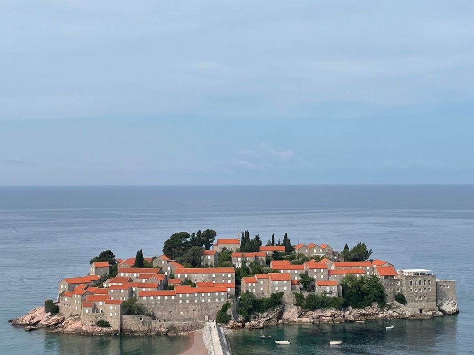 Černá Hora se ale dostala i do hledáčku známých osobností. Ty tráví dovolenou na ostrově Svatý Stefan, kde se nachází jeden z nejluxusnějších černohorských hotelů.