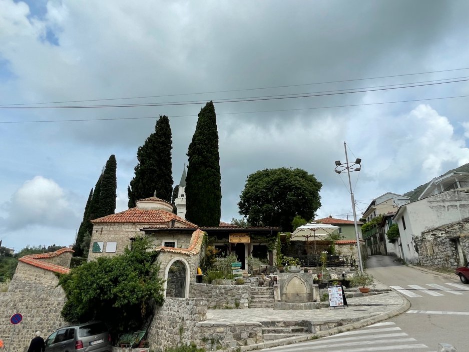 Skutečnou balkánskou atmosféru lze zažít i v malé vesničce na jihu Černé Hory. Ulcinj se nachází poblíž Skadarského jezera a nedaleko albánských hranic.