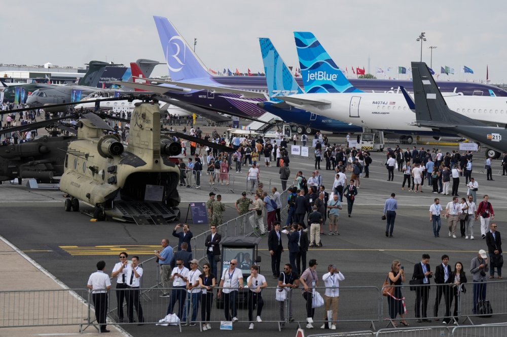 Návštěvníci největšího světového veletrhu letecké techniky na letišti Le Bourget u Paříže.