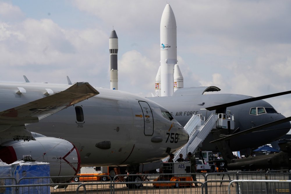 Rakety Arianespace vyčnívají nad letadly během Paris Air Show v Le Bourget.