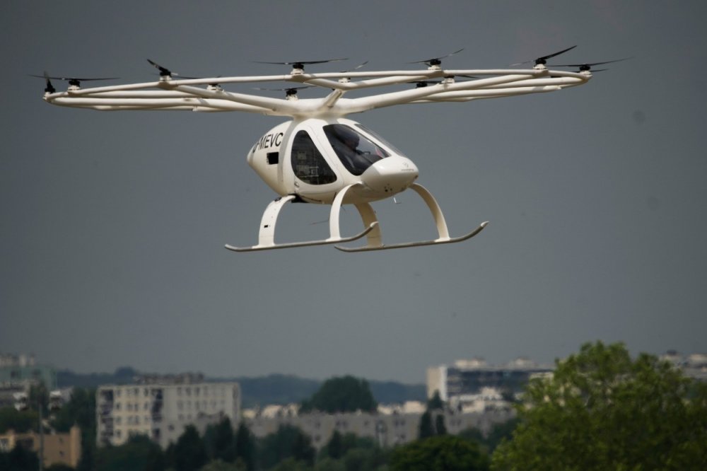 Elektrická multikoptéra s vertikálním vzletem a přistáním Volocopter 2X při předváděcím letu.