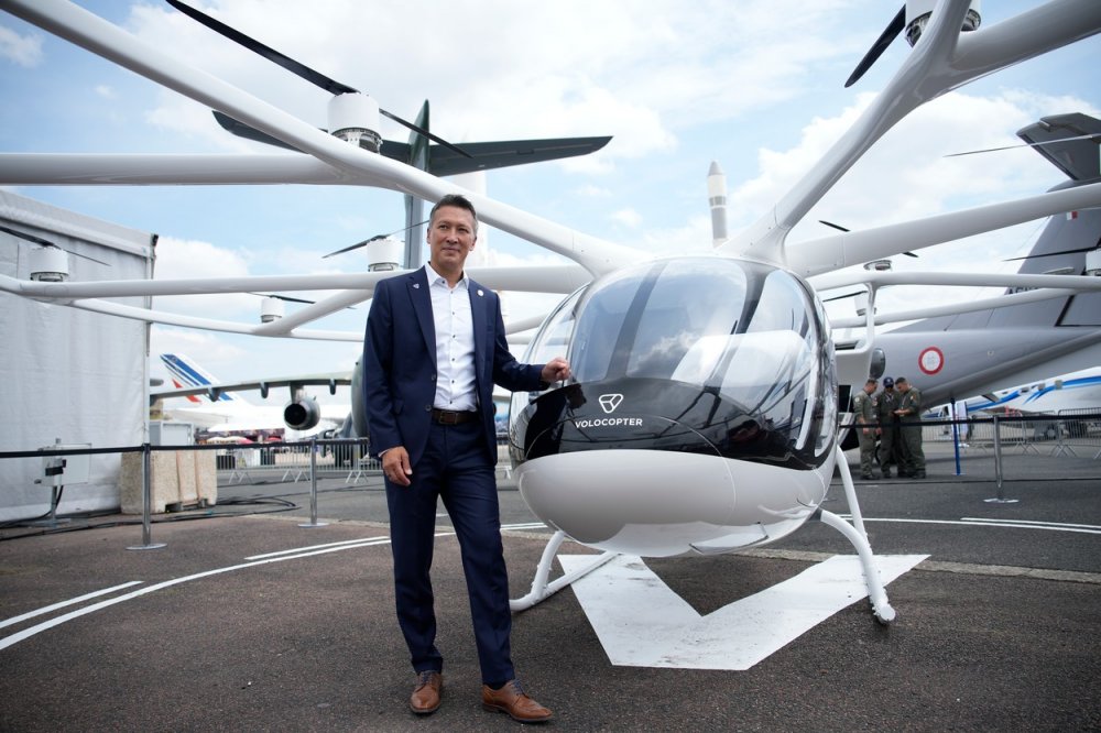 Generální ředitel společnosti Volocopter Dirk Hoke pózuje vedle modelu Volocopter 2X.