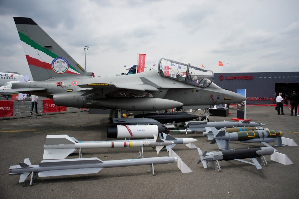 Útočný letoun Aermacchi M-346 s příslušenstvím.