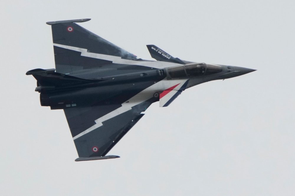 Tryskový letoun Dassault Rafale během demonstračního letu na pařížské letecké show v Le Bourget.