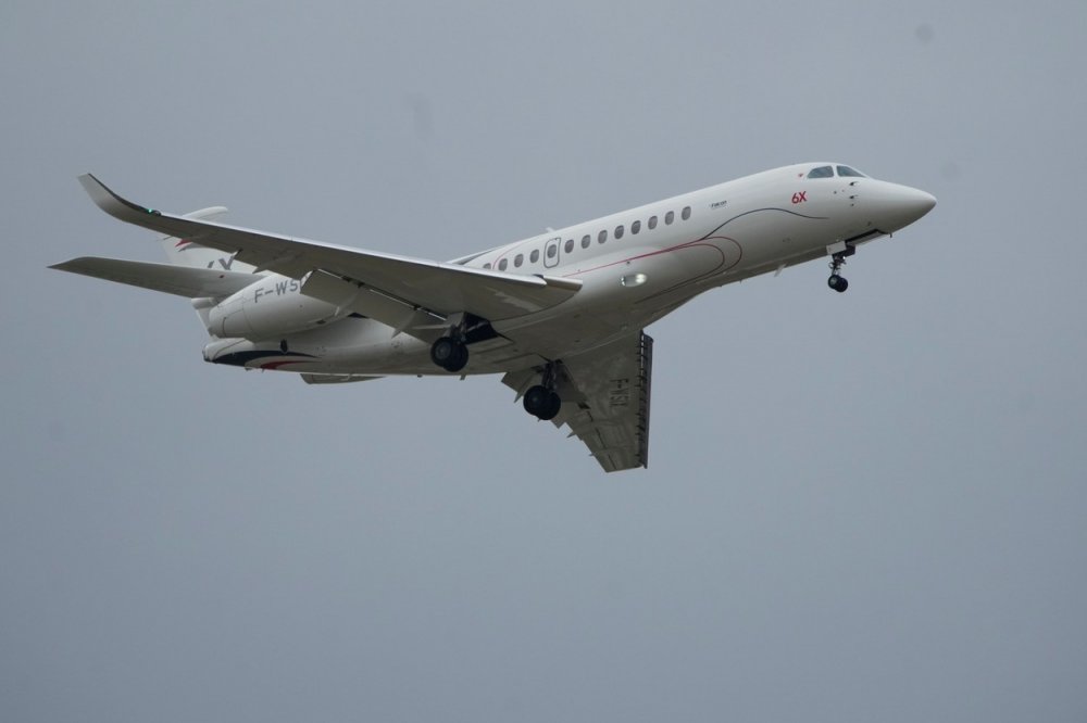 Dassault Falcon 6X během demonstračního letu na pařížské letecké show v Le Bourget.