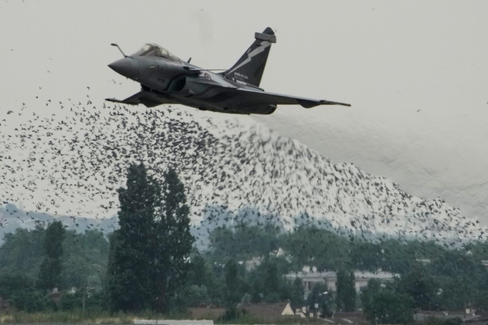 Tryskový letoun Dassault Rafale během demonstračního letu na pařížské letecké show v Le Bourget.