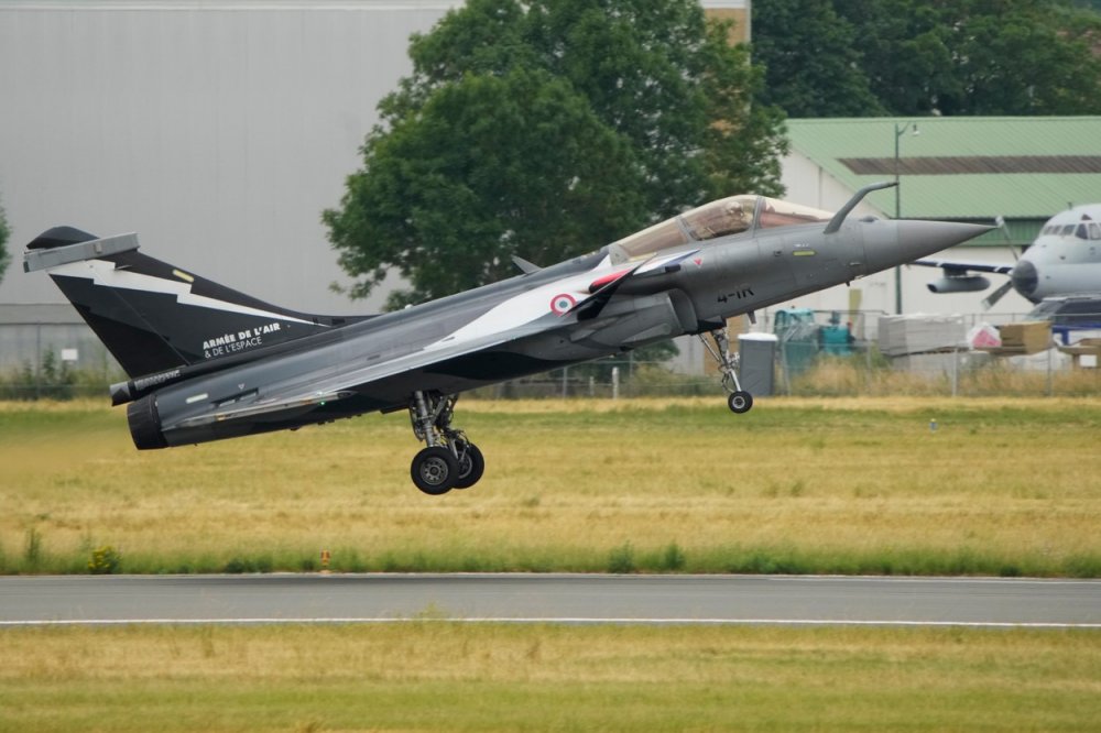 Tryskový letoun Dassault Rafale během demonstračního letu na pařížské letecké show v Le Bourget.