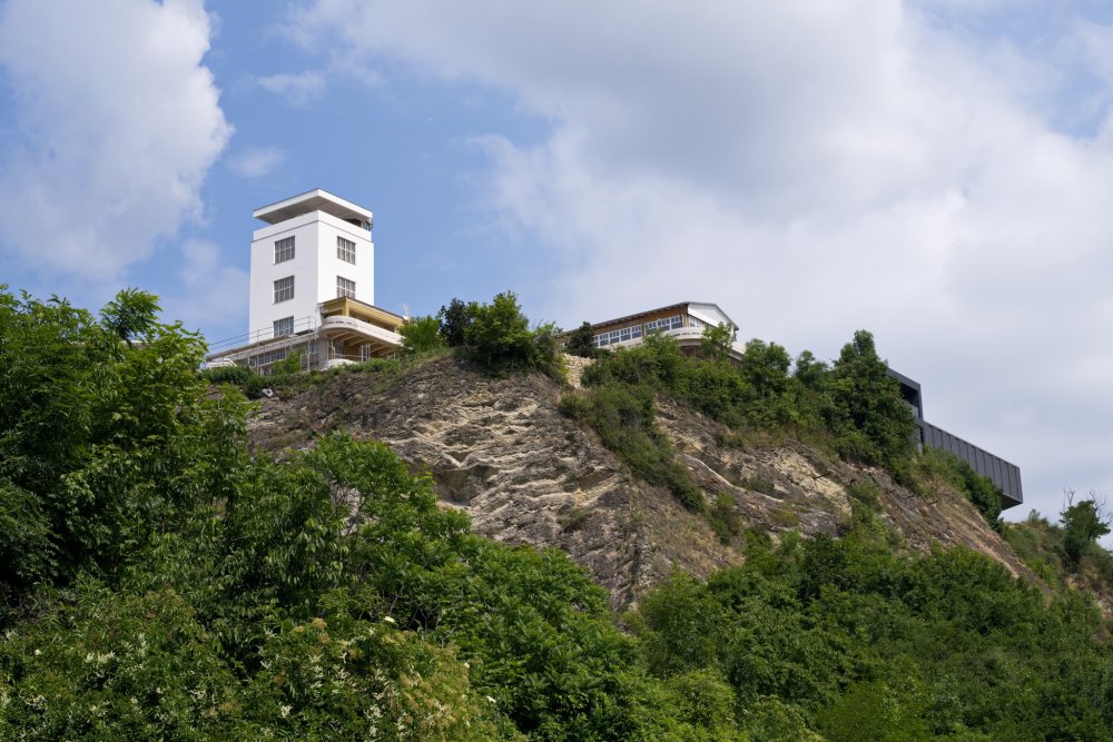 Funkcionalistickou budovu projektoval přední architekt Max Urban.