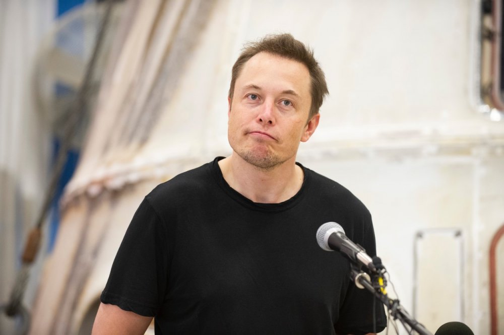 Elon Musk nedlouho před svými 41. narozeninami, 13. června 2012 v Mcgregoru v Texasu při tiskové konferenci.