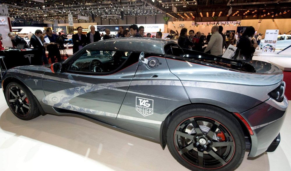 Na ženevském autosalonu se 3. března 2010 představila specializovaná edice roadsteru nazvaná 2010 TAG Heuer Tesla Roadster.