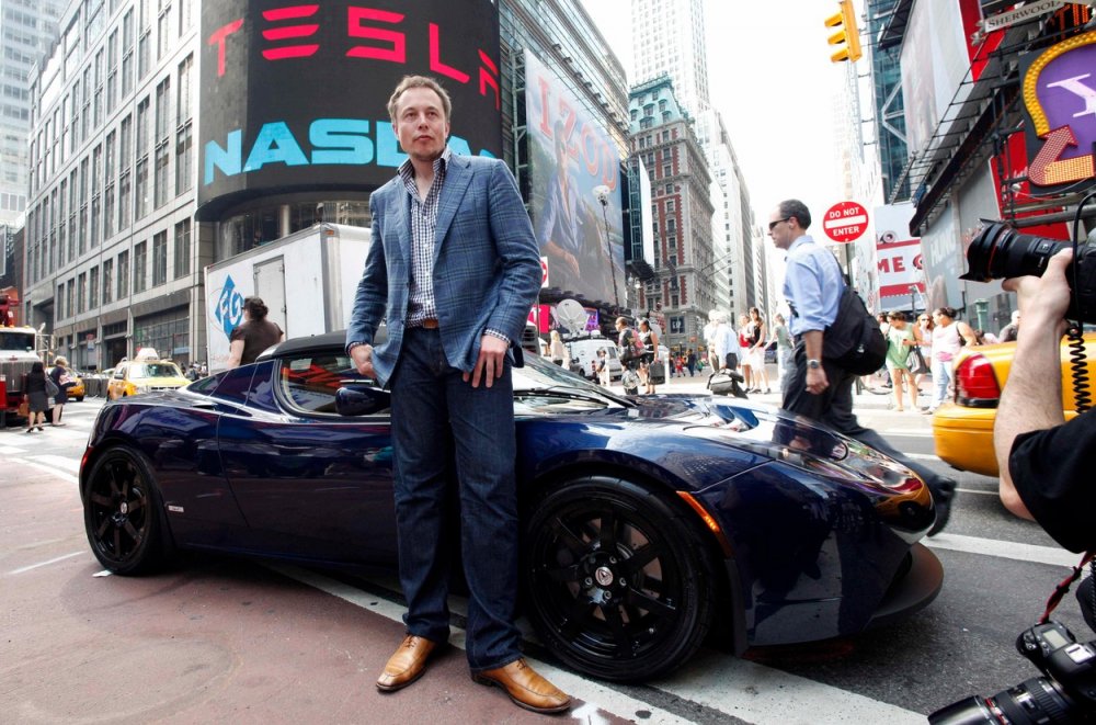 Elon Musk pózuje před newyorskou burzou Nasdaq po vstupu Tesly na burzu 29. června 2010.