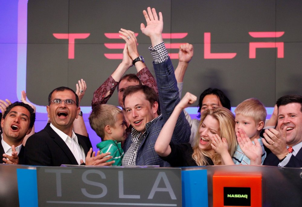 Elon Musk má důvod jásat. Tesla právě 29. června 2010 vstoupila na burzu, získala 226 milionů dolarů a celá firma byla ohodnocena na 2,2 miliardy dolarů. Její hodnota do loňska stoupla na bilion dolarů.