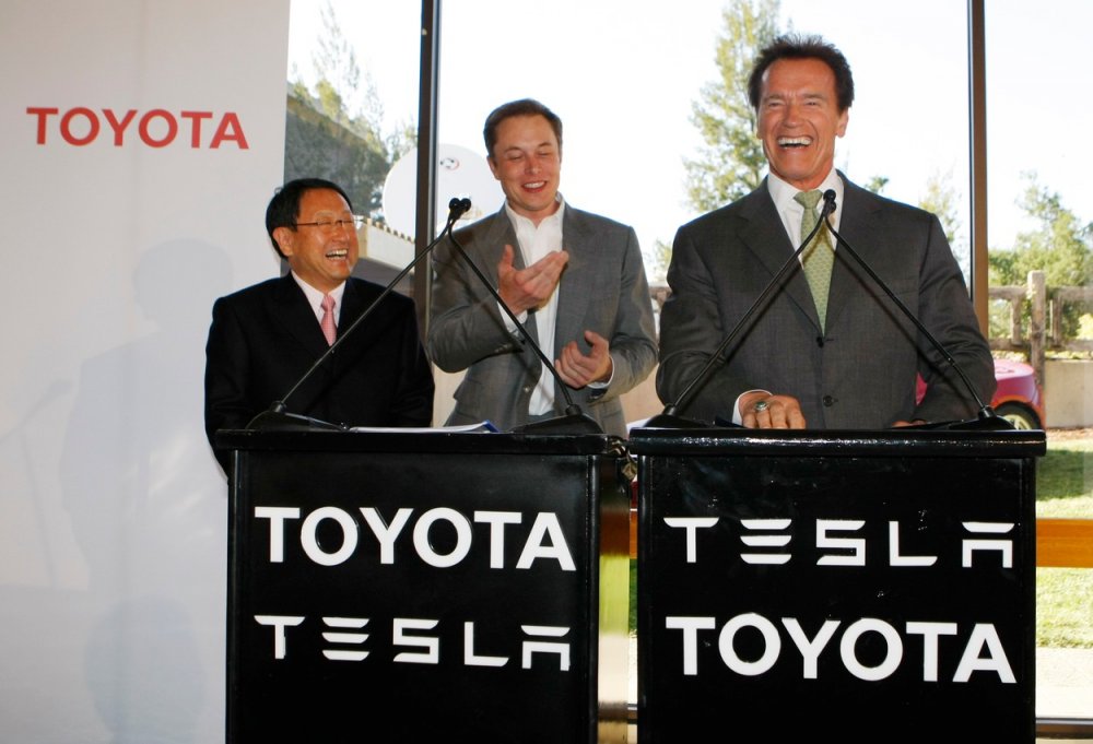 V roce 2010 uzavřela Tesla dočasné partnerství s Toyotou, a to za účasti tehdejšího kalifornského guvernéra Arnolda Schwarzeneggera (vpravo), šéfa Toyoty Akio Toyody (vlevo) a samozřejmě Muska, 20. května 2010, sídlo Tesly v Palo Alto v Kalifornii.