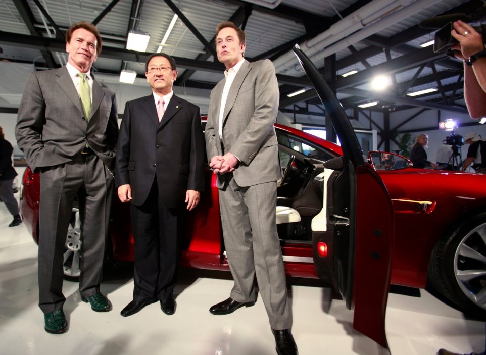 V roce 2010 uzavřela Tesla dočasné partnerství s Toyotou, a to za účasti tehdejšího kalifornského guvernéra Arnolda Schwarzeneggera (vlevo), šéfa Toyoty Akio Toyody (uprostřed) a samozřejmě Muska (vpravo), 20. května 2010, sídlo Tesly v Palo Alto v Kalifornii.