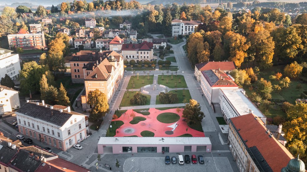 Veřejné prostranství mezi školami v Červeném Kostelci