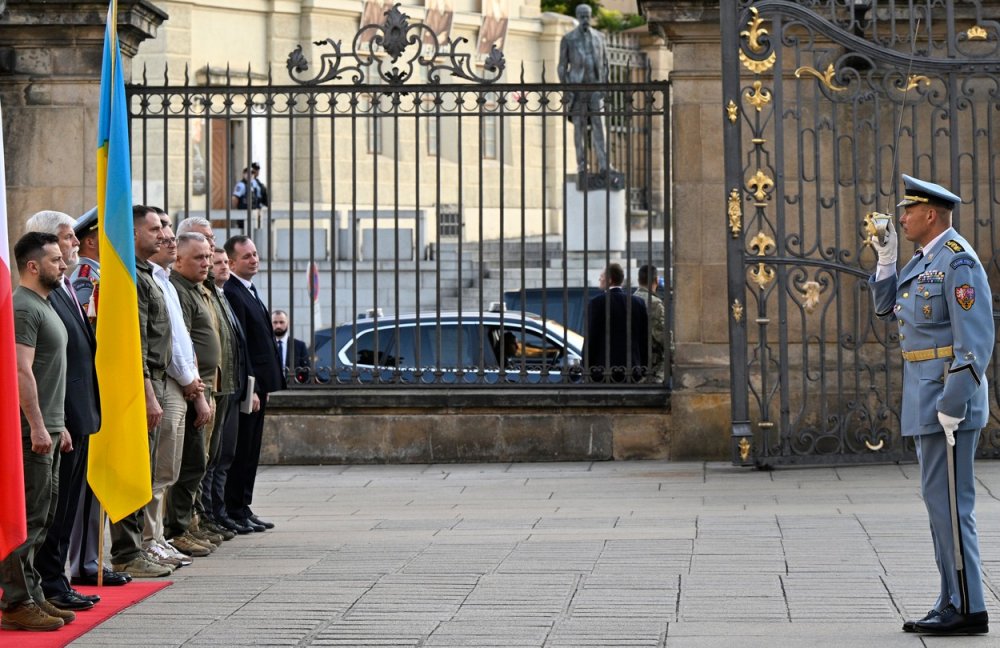 Ukrajinský prezident Volodymyr Zelenskyj (vlevo) a český prezident Petr Pavel (druhý zleva) se setkali 6. července 2023 na Pražském hradě.