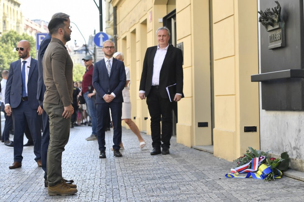 Ukrajinský prezident Volodymyr Zelenskyj a český premiér Petr Fiala (vpravo) navštívili památník 17. listopadu 1989 na Národní třídě, 7. července 2023, Praha.