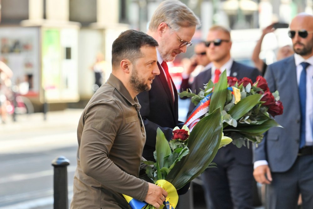 Ukrajinský prezident Volodymyr Zelenskyj a český premiér Petr Fiala (vpravo) navštívili památník 17. listopadu 1989 na Národní třídě, 7. července 2023, Praha.