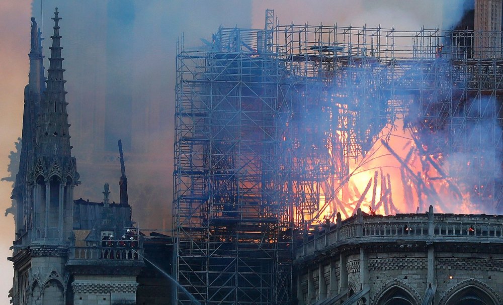 Světoznámou architektonickou a církevní památku v srdci Paříže zachvátily plameny 15. dubna 2019. Oheň se rozšířil v krovu a pohltil rozsáhlé části středověké budovy. Příčina požáru ještě nebyla zcela objasněna. Katastrofu mohla způsobit závada v elektroinstalaci nebo nedopalek cigarety. 