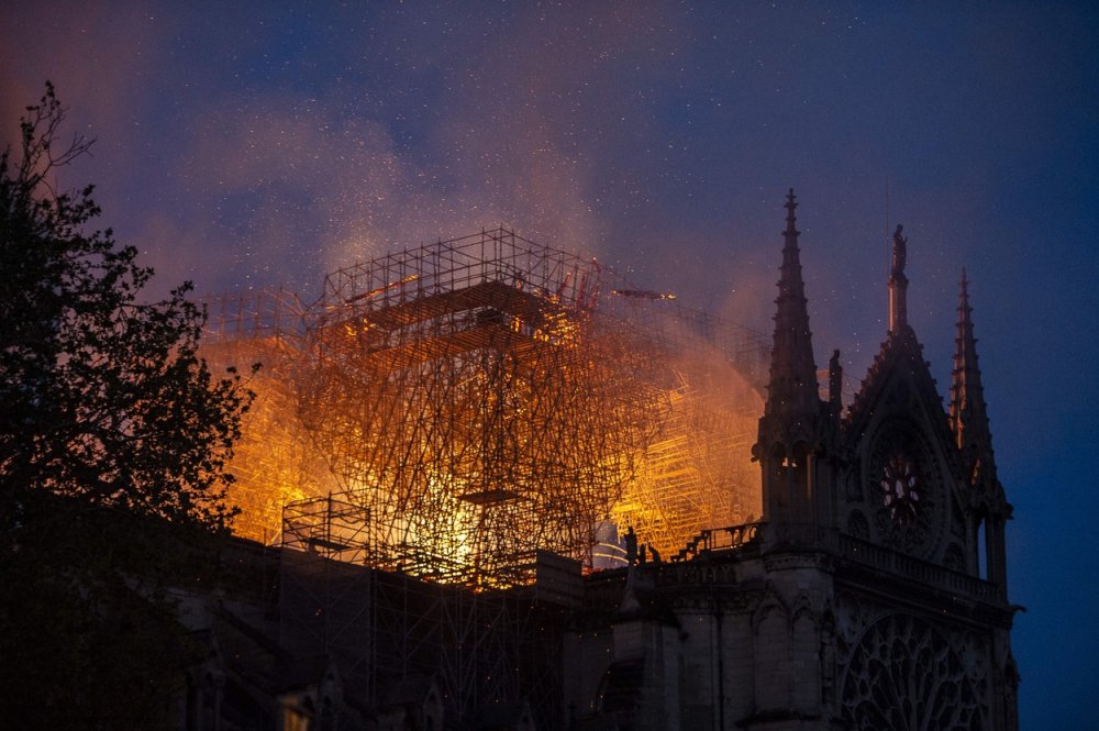 Světoznámou architektonickou a církevní památku v srdci Paříže zachvátily plameny 15. dubna 2019. Oheň se rozšířil v krovu a pohltil rozsáhlé části středověké budovy. Příčina požáru ještě nebyla zcela objasněna. Katastrofu mohla způsobit závada v elektroinstalaci nebo nedopalek cigarety. 