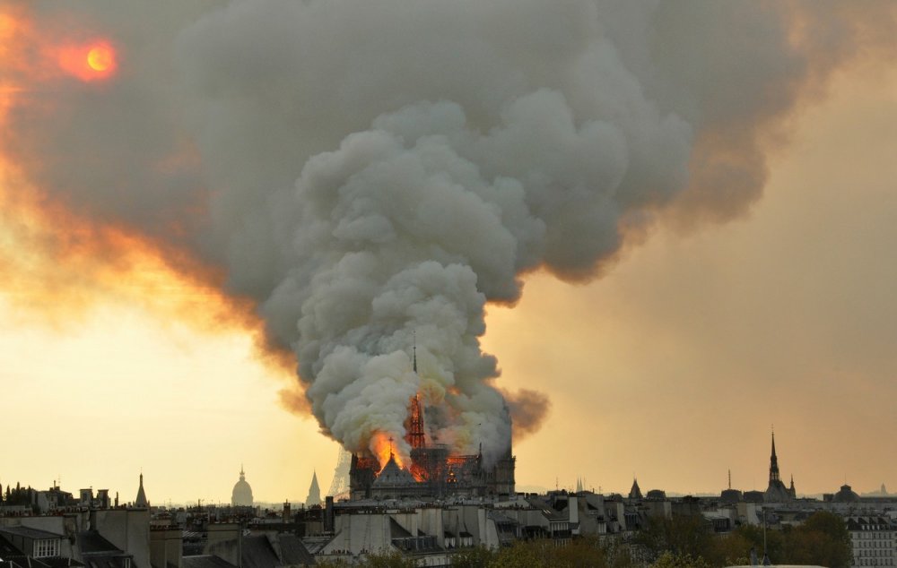 Světoznámou architektonickou a církevní památku v srdci Paříže zachvátily plameny 15. dubna 2019. Oheň se rozšířil v krovu a pohltil rozsáhlé části středověké budovy. Příčina požáru ještě nebyla zcela objasněna. Katastrofu mohla způsobit závada v elektroinstalaci nebo nedopalek cigarety. 